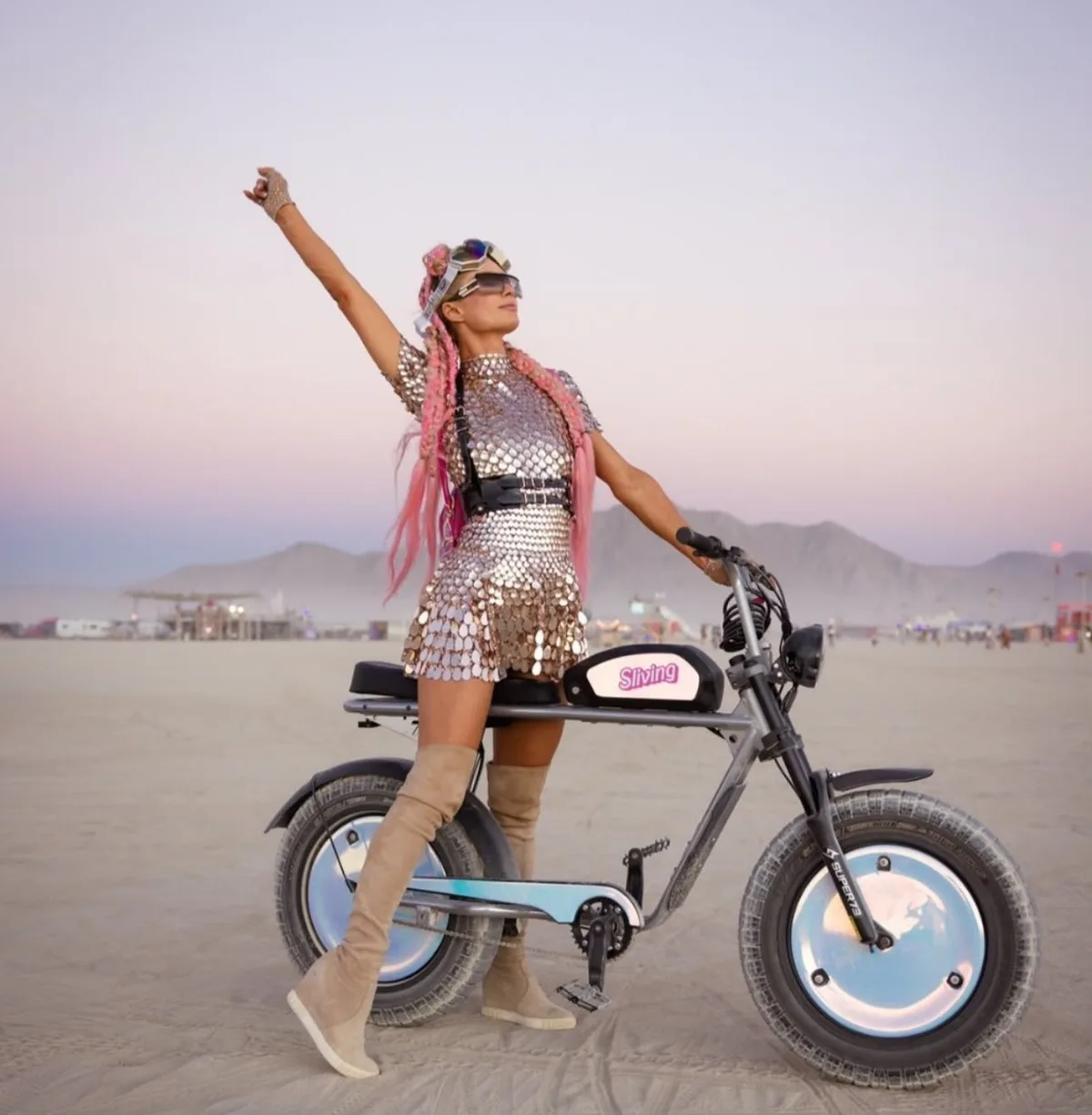 Paris Hilton transforma o deserto do Burning Man em passarela futurista
