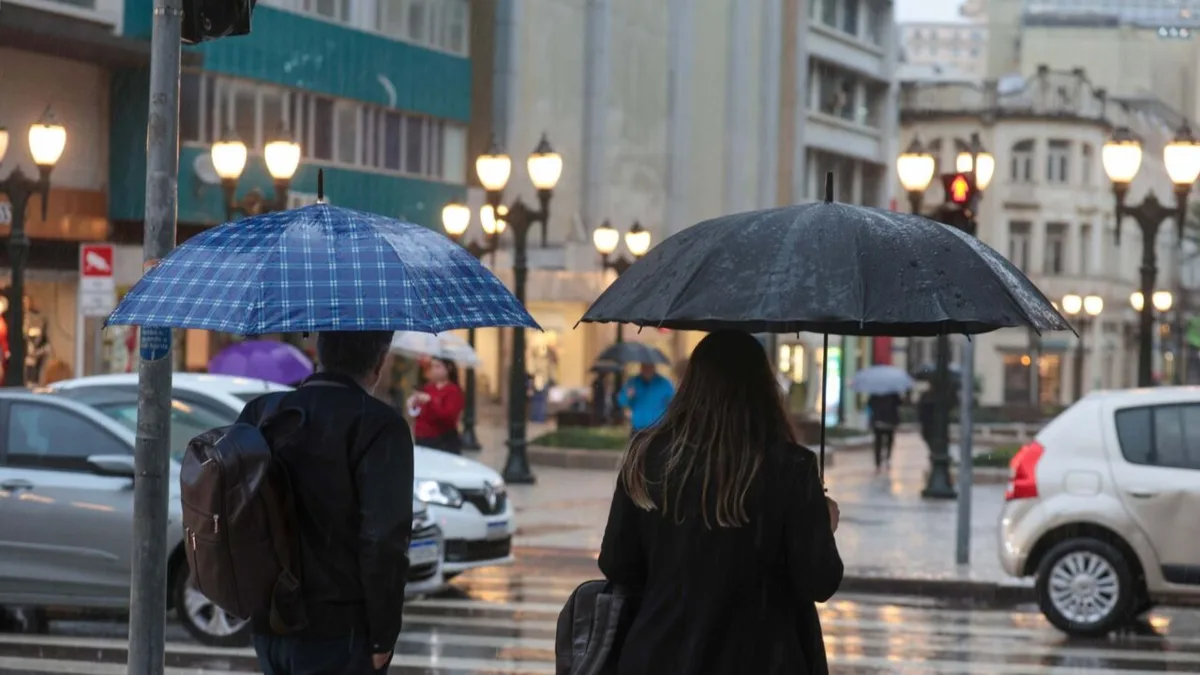 Rajadas chegam a 60 km/h e frio derruba temperaturas no Paraná