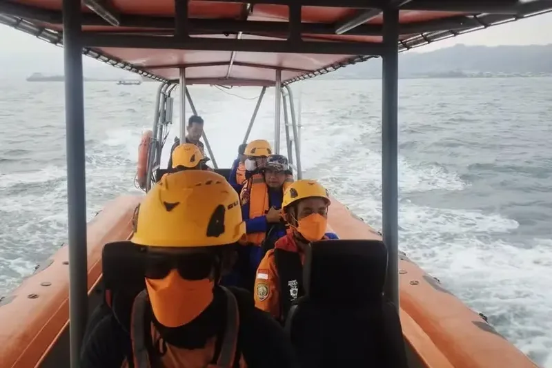 Naufrágio de balsa deixa 129 desaparecidos no Mar de Java