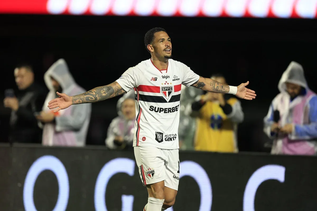 São Paulo marca duas vezes em dois minutos e vence o Atlético-MG