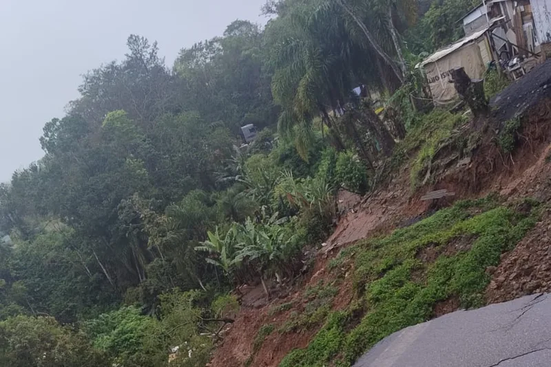 Chuvas deixam 14.675 pessoas afetadas e interditam rodovias no Paraná