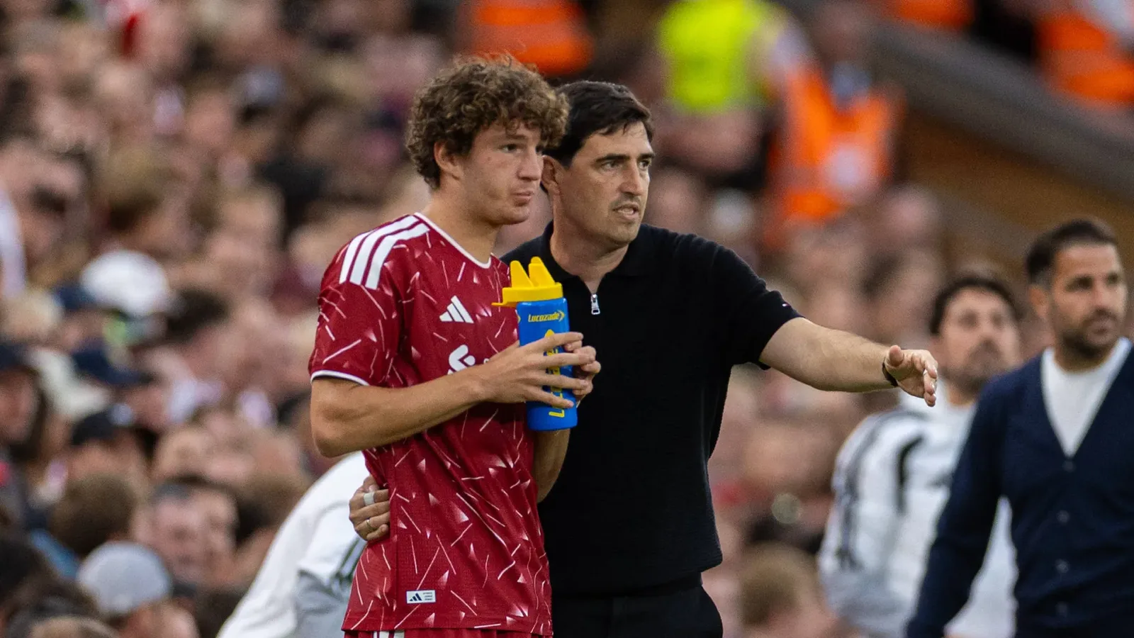 Koumas ganha espaço no Liverpool após atuação elogiada por Iraola