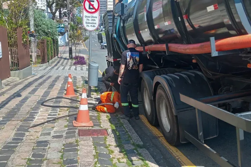 Ruas do Centro de Curitiba podem ter bloqueios durante limpeza de galerias