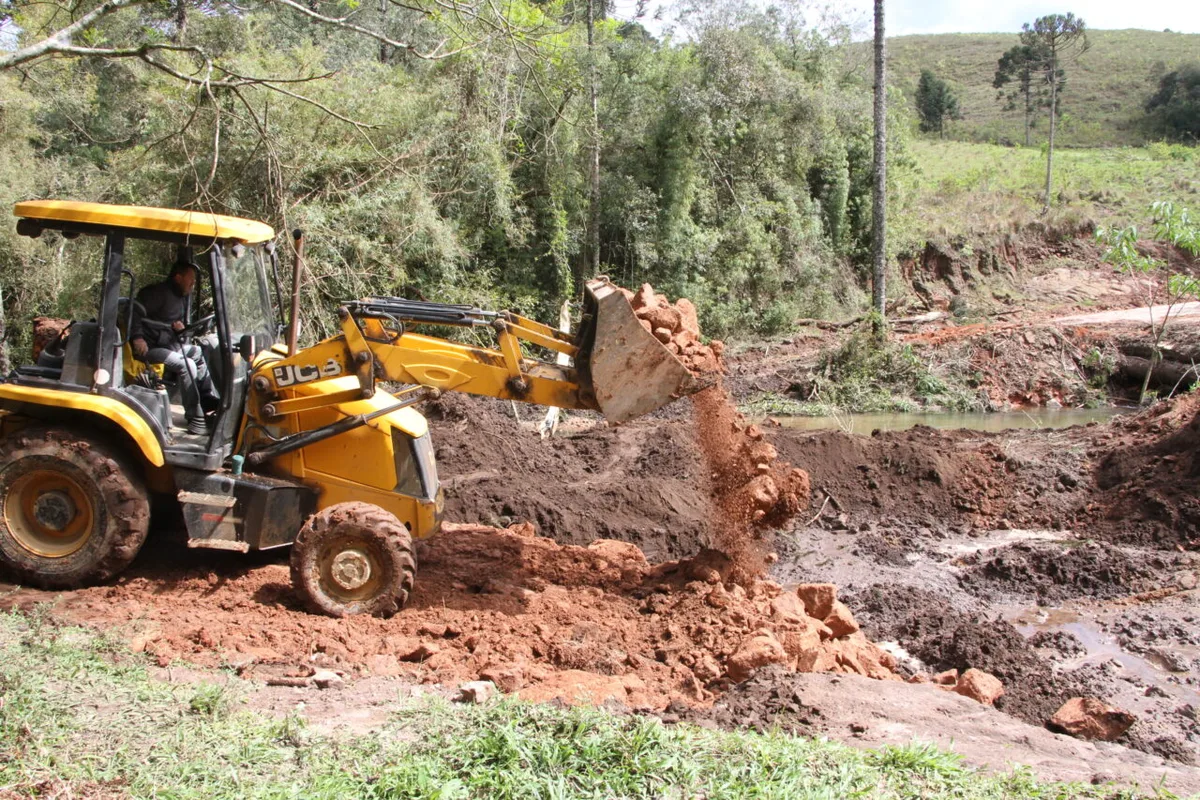 Rio Iapó baixa, mas alerta segue enquanto estradas passam por reparos