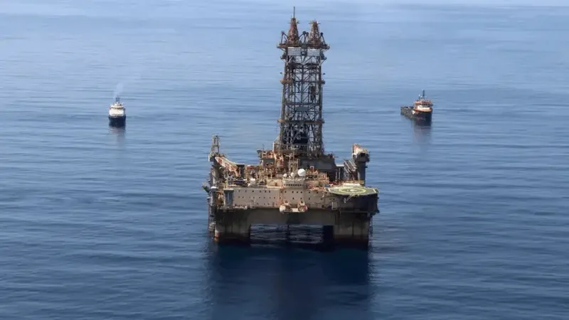 Petróleo encosta em US$ 100 após nova escalada entre EUA e Irã