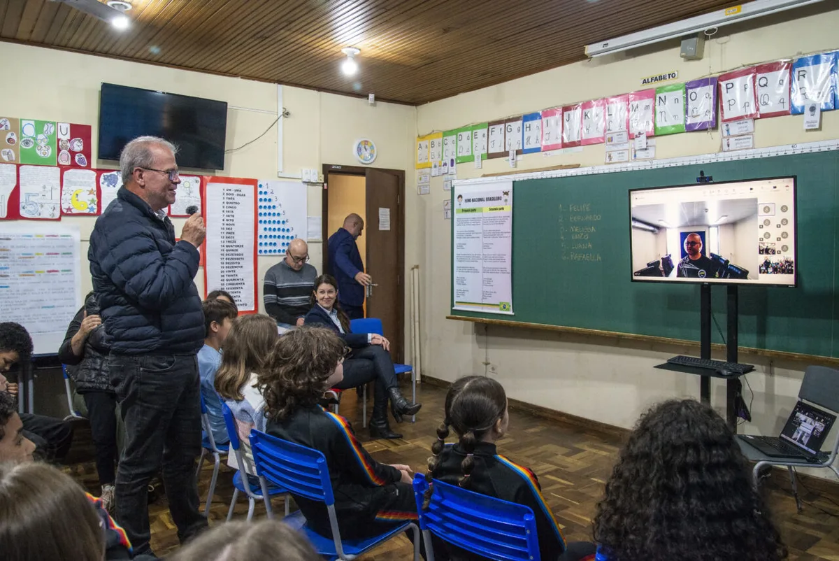Tecnologia leva estudantes de Curitiba à rotina da estação brasileira na Antártica