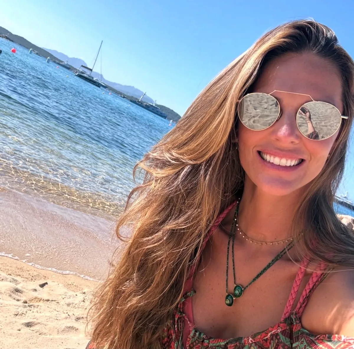 Daniella Sarahyba registra dias de descanso na ilha italiana da Sardenha