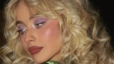 Roxo ganha espaço na maquiagem e aparece nos olhos, lábios e bochechas