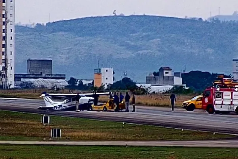 Avião pousa de barriga e interrompe operações no aeroporto de Sorocaba