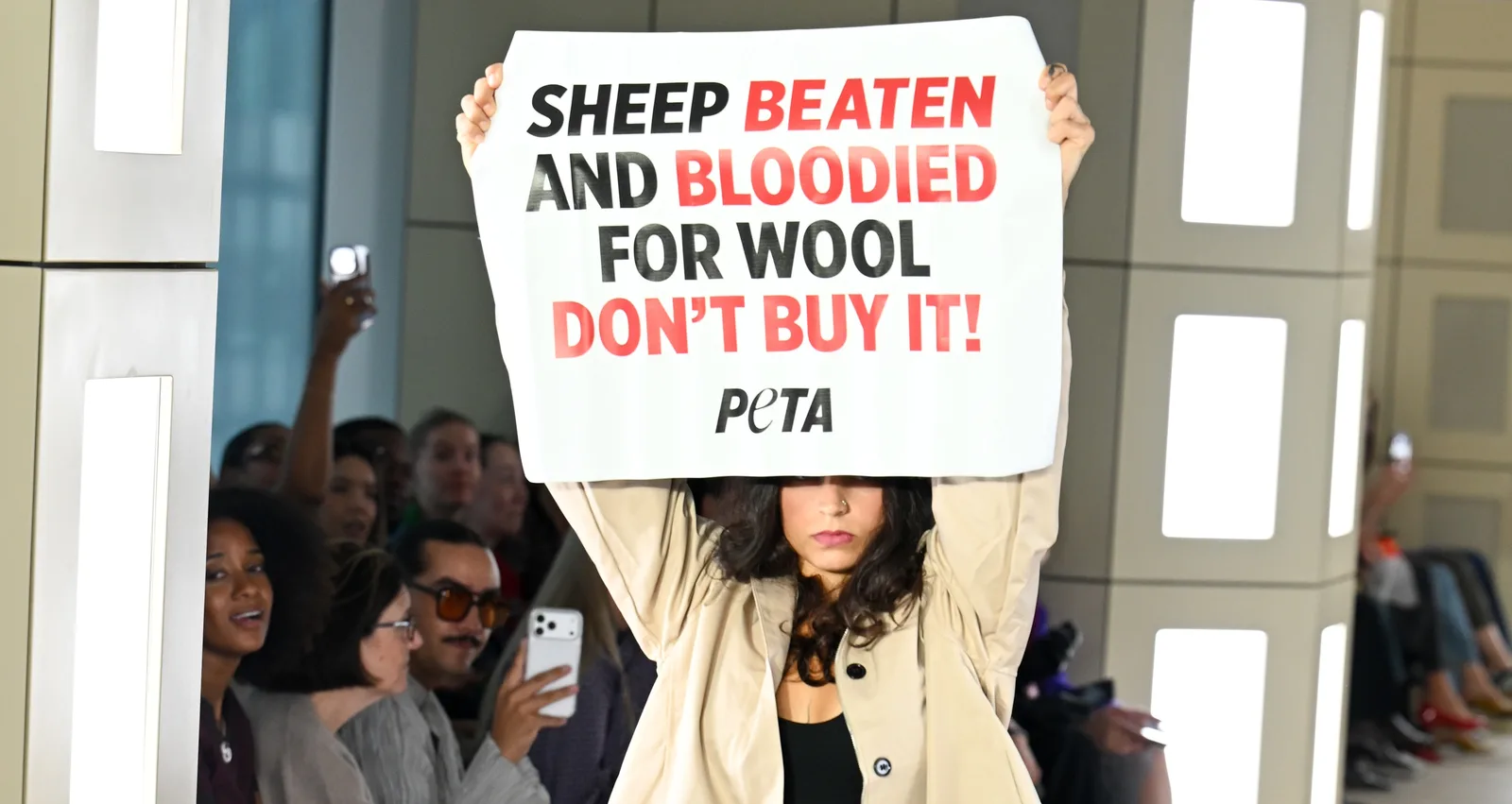 Protesto contra uso de lã interrompe desfile da COS em Nova York