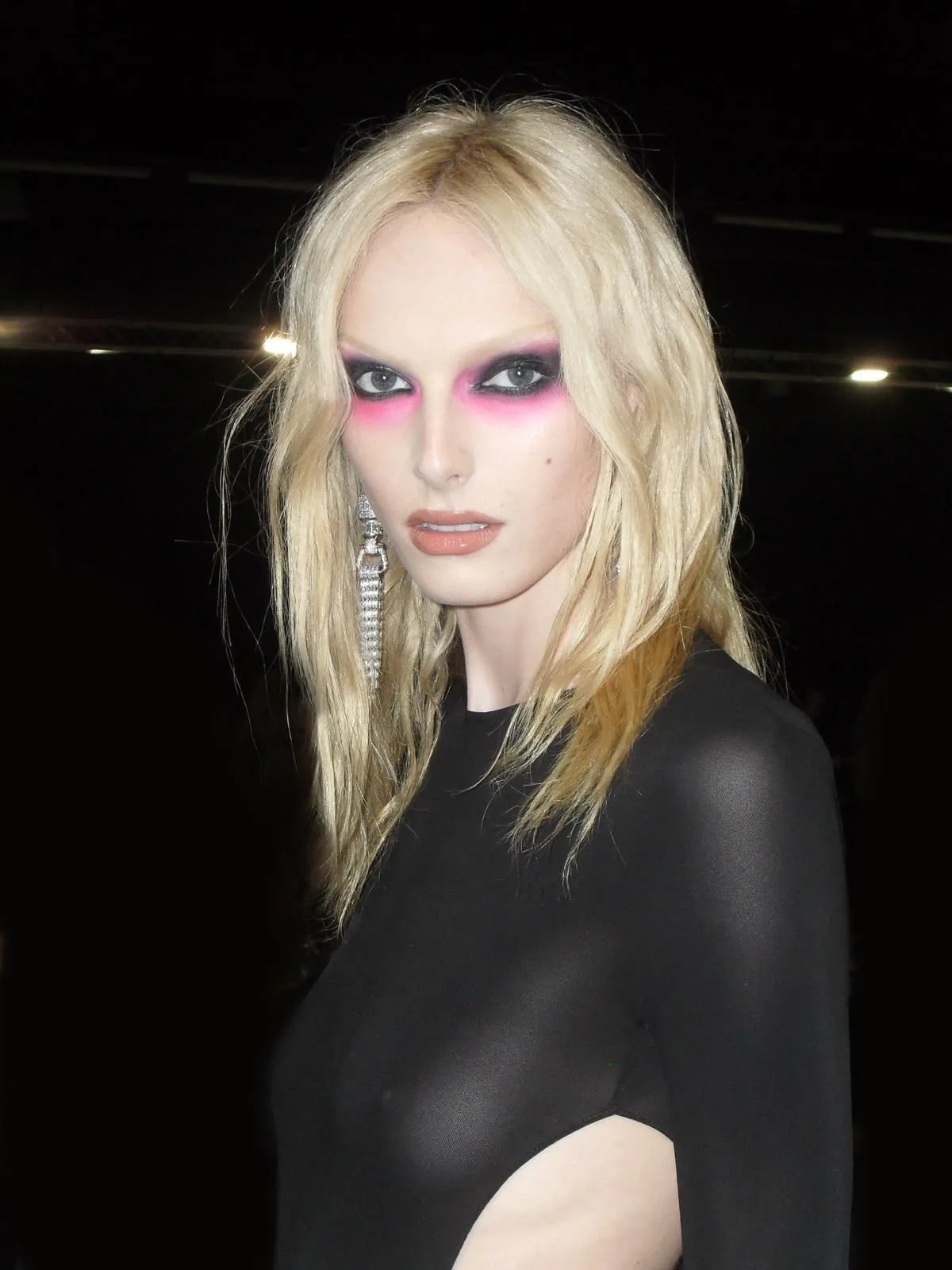 Beleza da temporada destaca neon, frizz e olhos dramáticos em Milão
