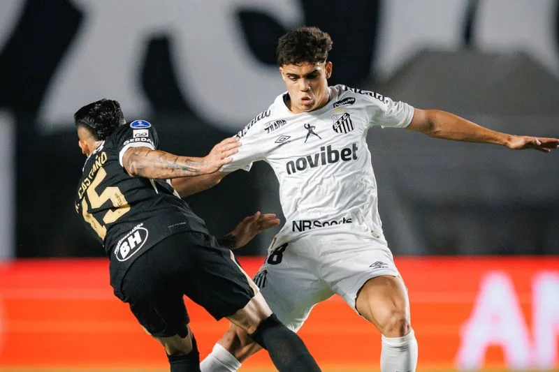 Santos vence Atlético-MG por 2 a 0 e leva vantagem para a Arena MRV