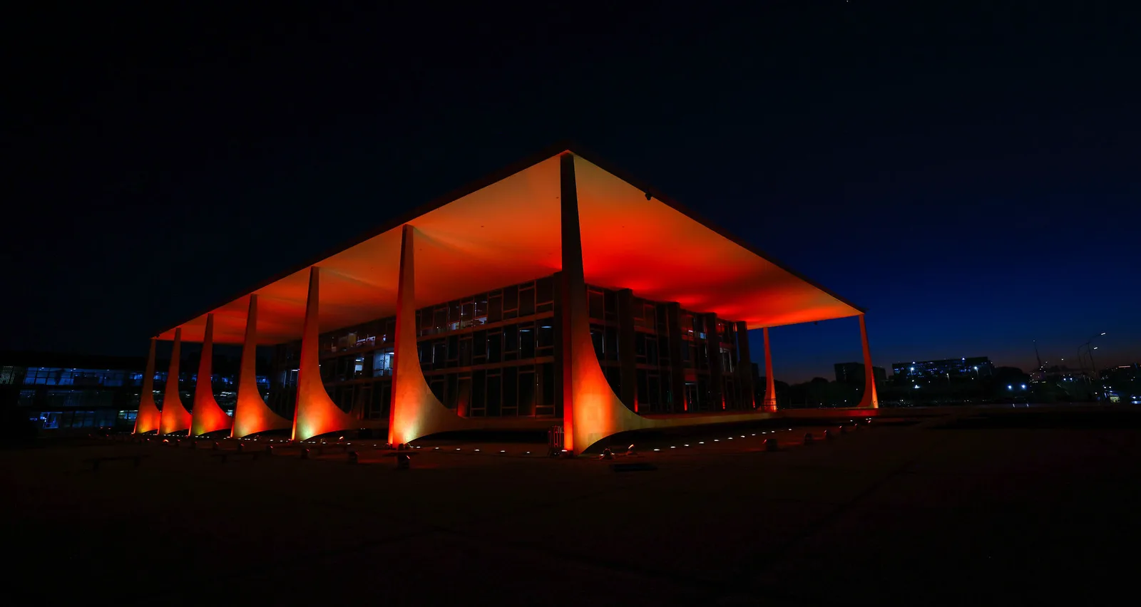Cury defende que Moraes seja investigado e Renan Santos diz que crise no STF é disputa de ‘facções’