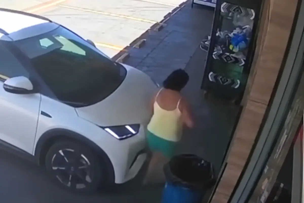 Idosa fica ferida após carro subir na calçada e atingir parede em Goiânia
