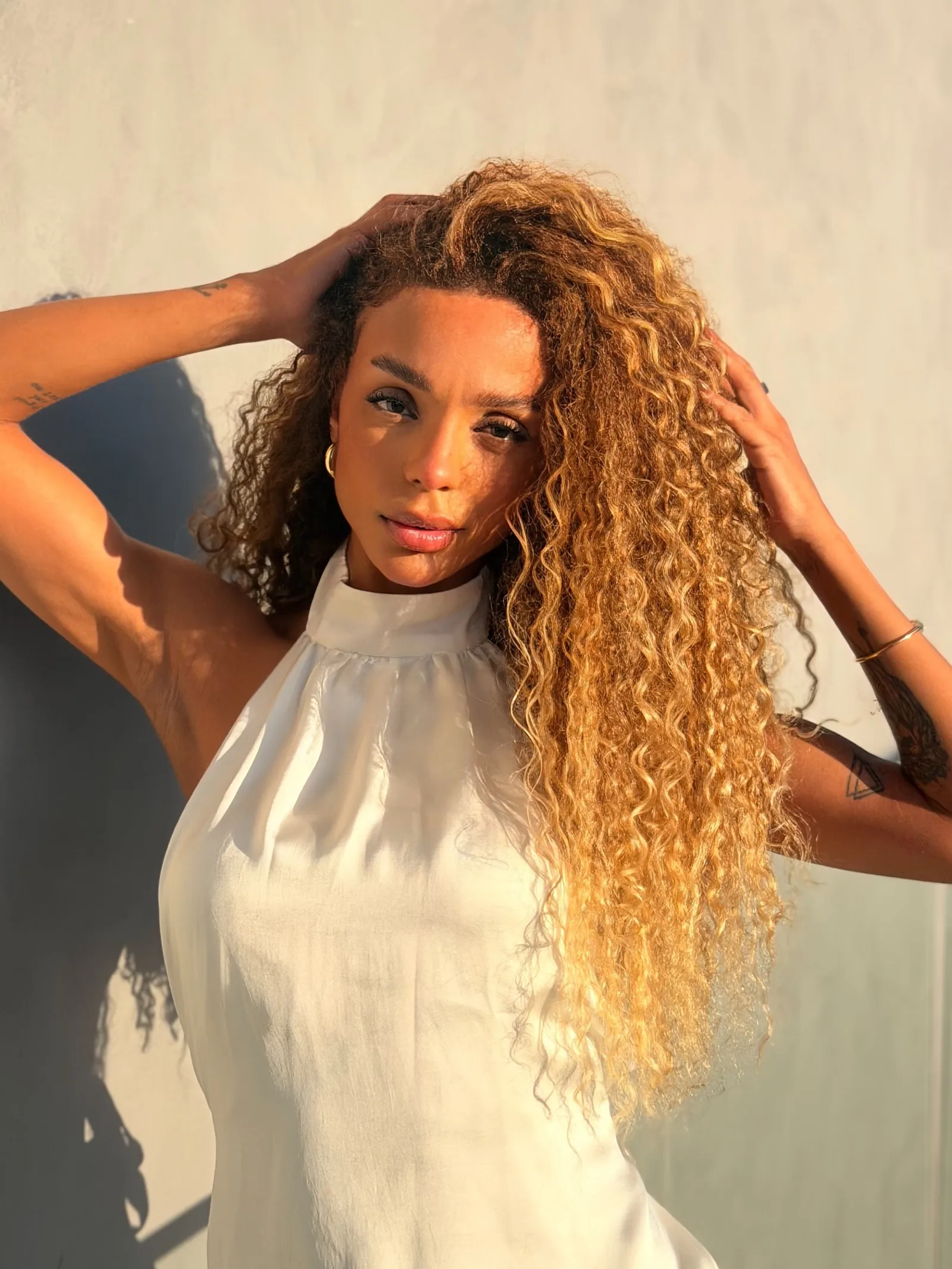 Brunna Gonçalves aposta em visual branco e recebe elogios pelo cabelo natural