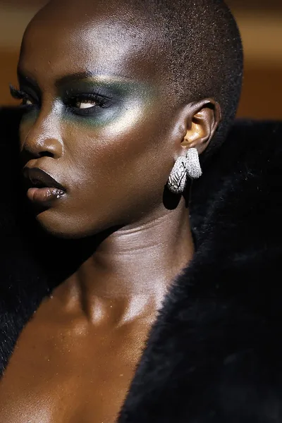 Gucci aposta em olhos neon e esfumados dramáticos para o verão 2027