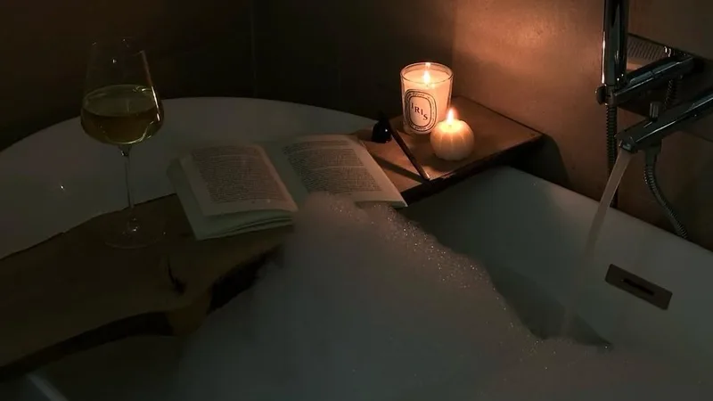 Banho com pouca luz ganha espaço como ritual noturno de relaxamento