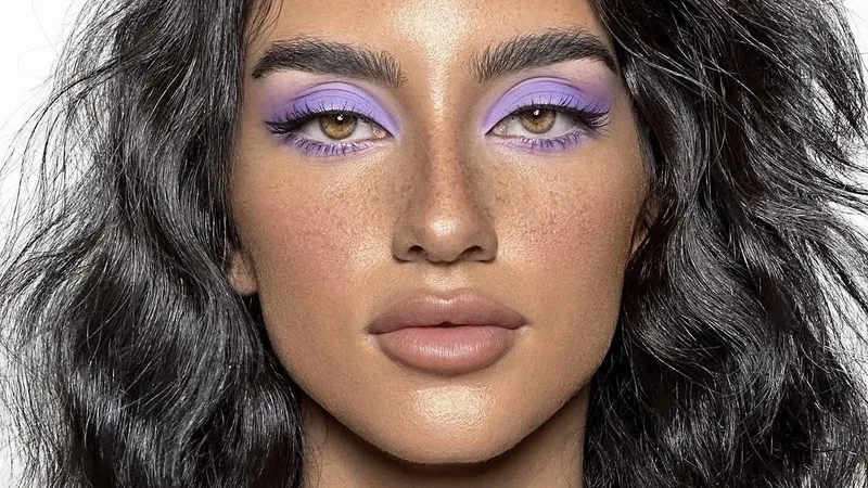 Azul, violeta e verde destacam os olhos castanhos na maquiagem