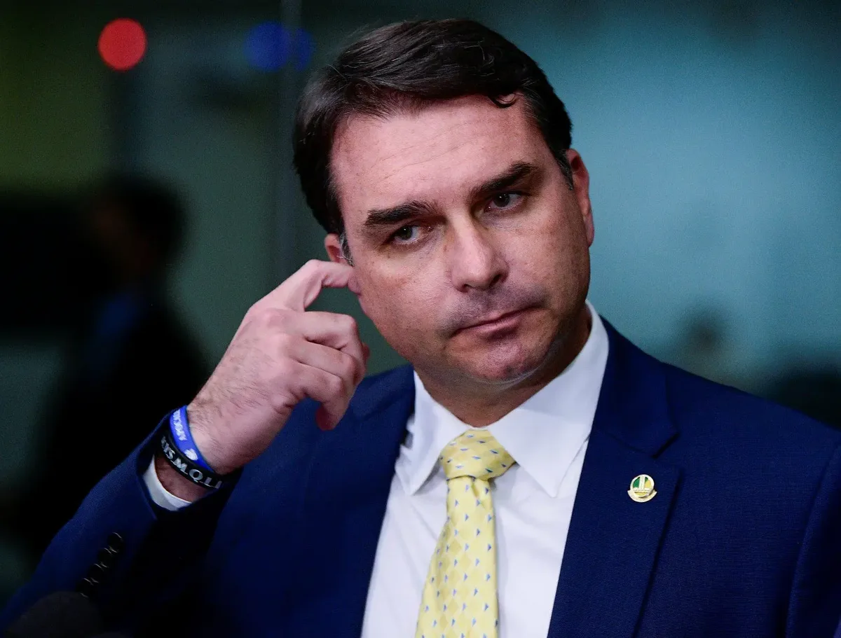 Flávio Bolsonaro anuncia ausência em debate da TV Globo