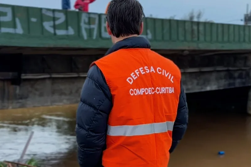 Chuva deixa 20 registros de árvores caídas e alagamentos em Curitiba