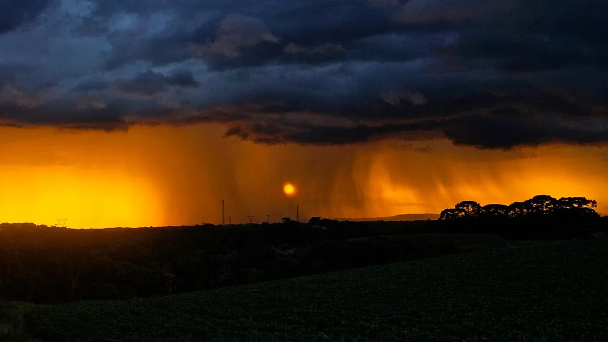 Ciclone e chuva forte entram no radar após calor no Paraná