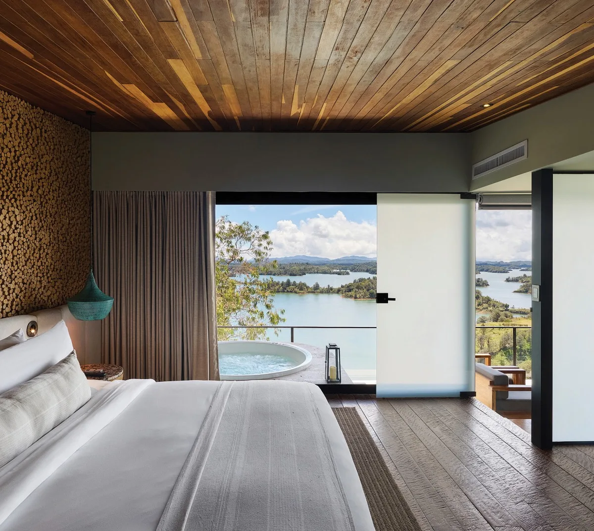 Guatapé combina lago entre montanhas, arquitetura colorida e hospedagem com vista