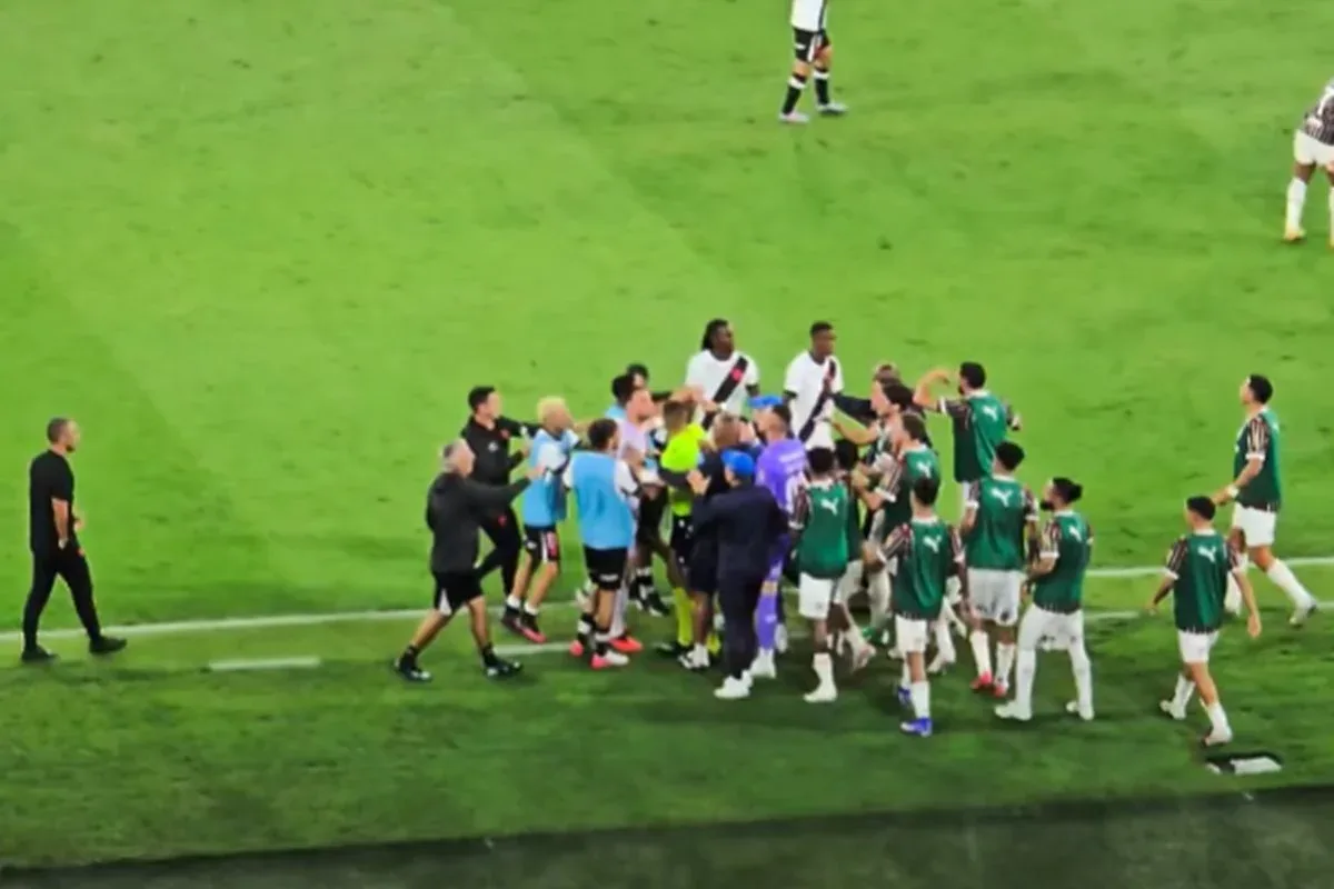 Fluminense vence clássico, provoca confusão e deixa Vasco na zona de rebaixamento