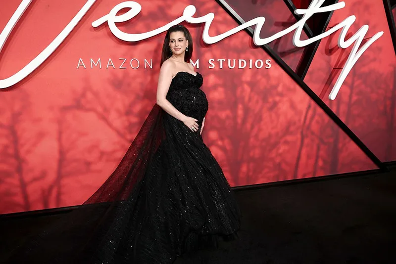Anne Hathaway destaca gravidez em estreia de Verity em Nova York