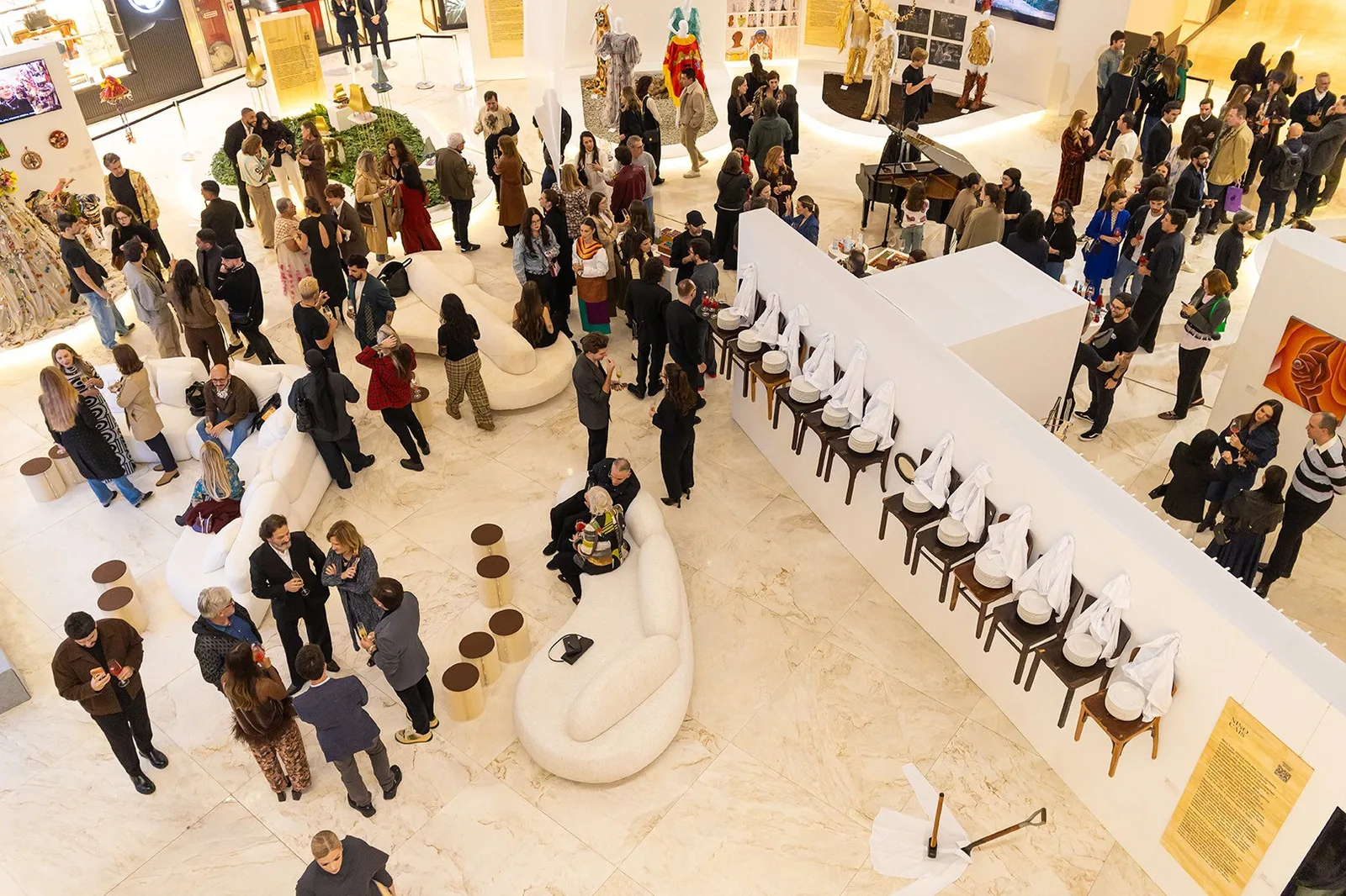 Pátio Batel recebe mostra que aproxima arte, corpo e moda