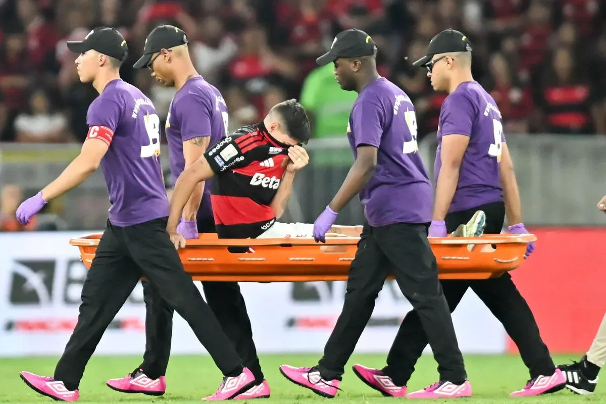 Flamengo confirma lesão muscular de Ayrton Lucas; Plata será reavaliado