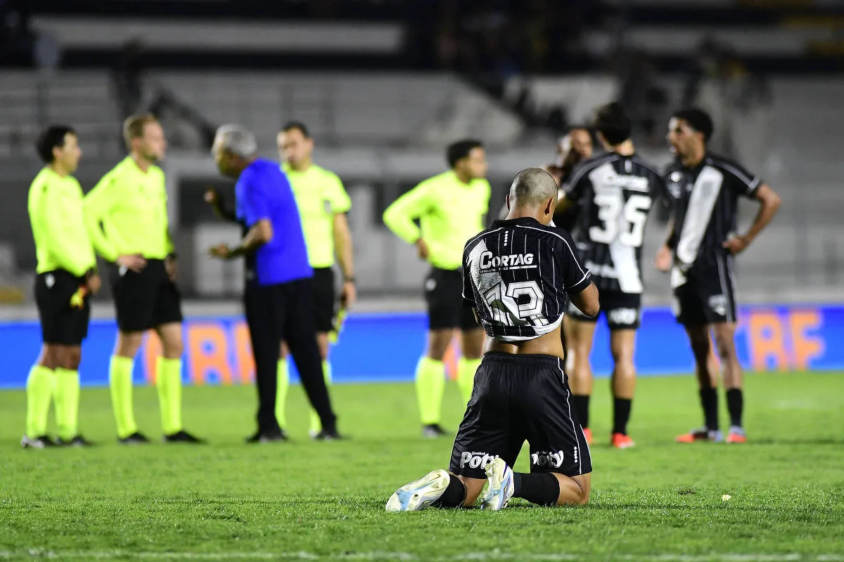 Ponte Preta vive crise, lidera Série B e pode voltar à terceira divisão