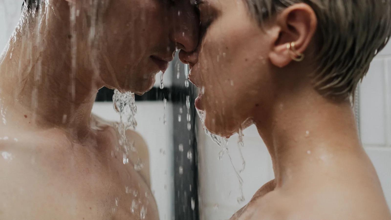 Sexo no chuveiro: como aproveitar o banho a dois com mais segurança