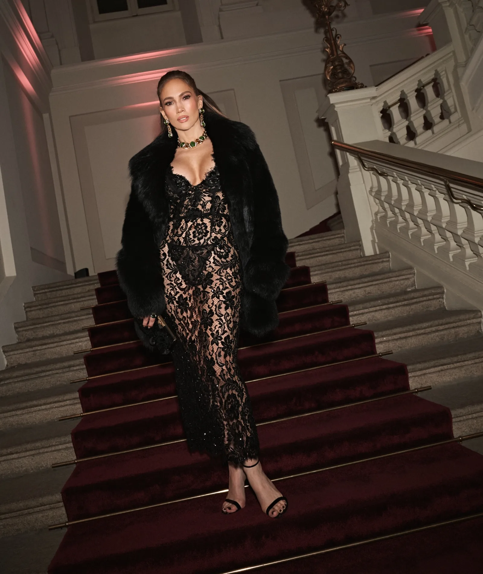Jennifer Lopez combina vestido rendado e casaco volumoso em Milão