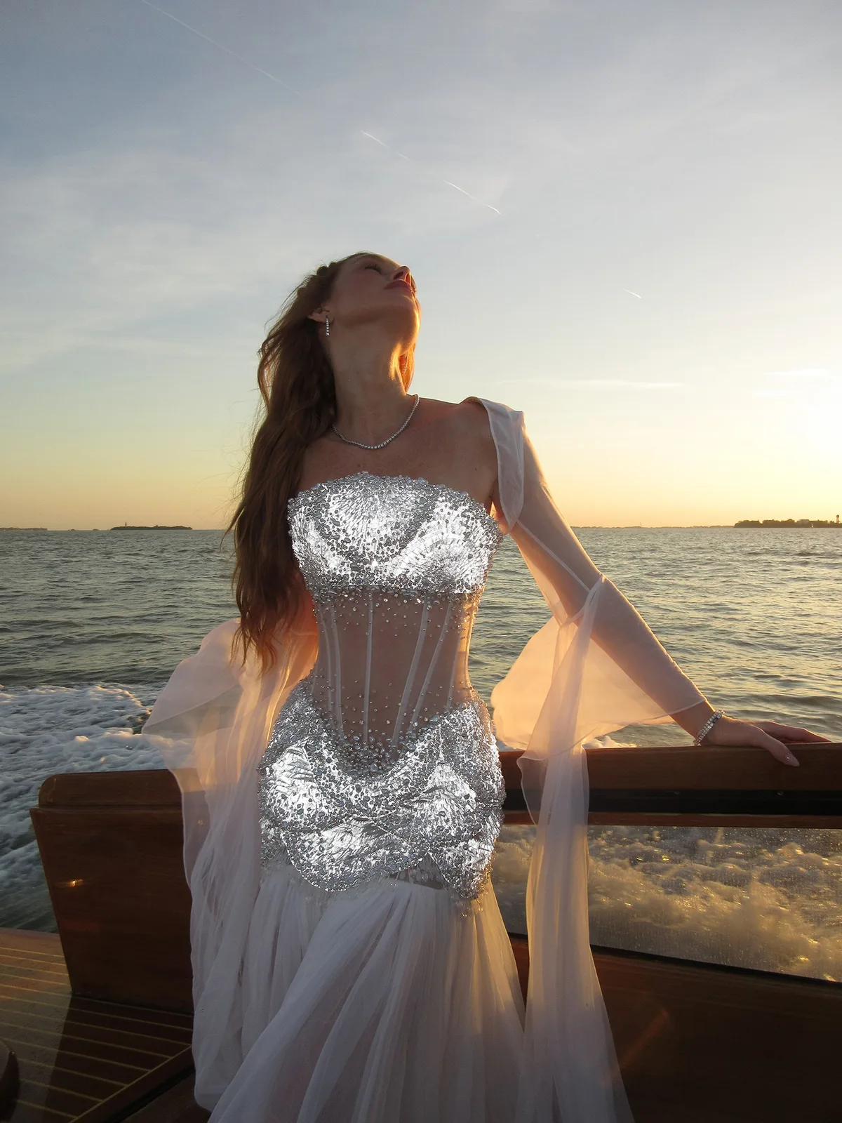 Marina Ruy Barbosa surge de branco com cristais no Festival de Veneza