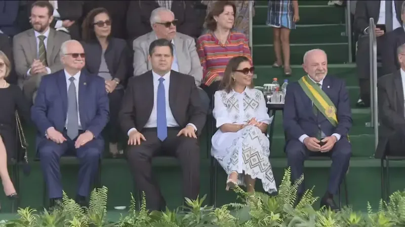 Lula participa do desfile de 7 de Setembro ao lado dos chefes dos Três Poderes