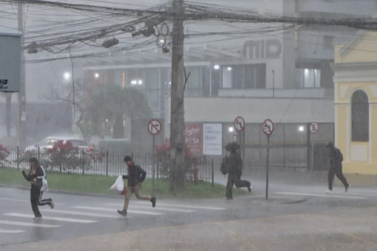 Universidades alteram aulas e cidades liberam estudantes na Grande Curitiba