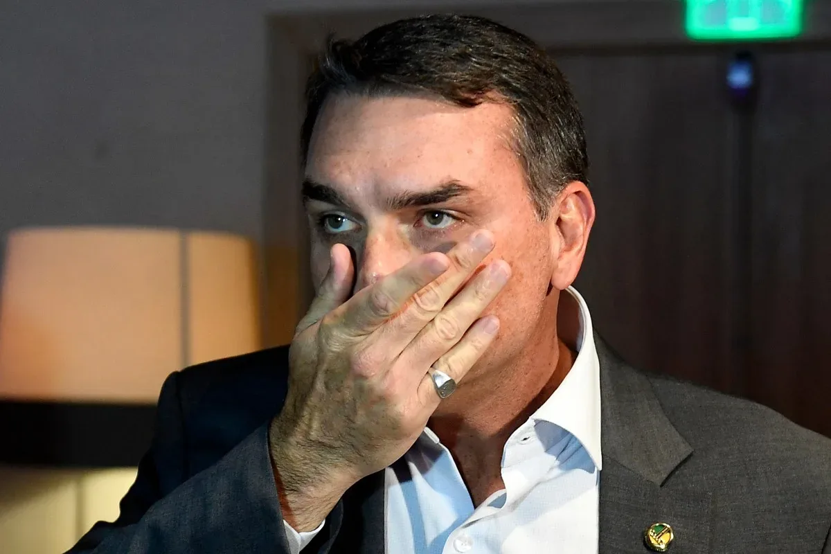 Partidos vão à PGR por ligação de Flávio Bolsonaro e miliciano envolvido na morte de Marielle