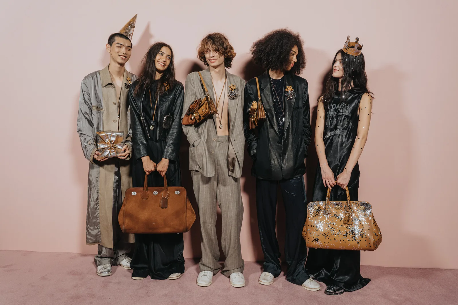 Coach celebra 85 anos com desfile festivo em Nova York