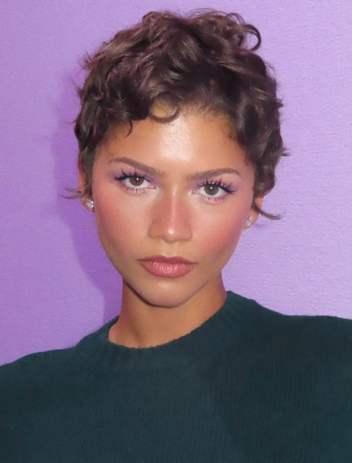 Zendaya surge com corte pixie em evento da Prada Beauty em Nova York