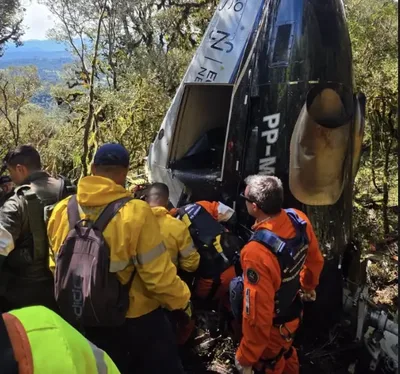 Cinco ocupantes de helicóptero são retirados após queda em Urubici
