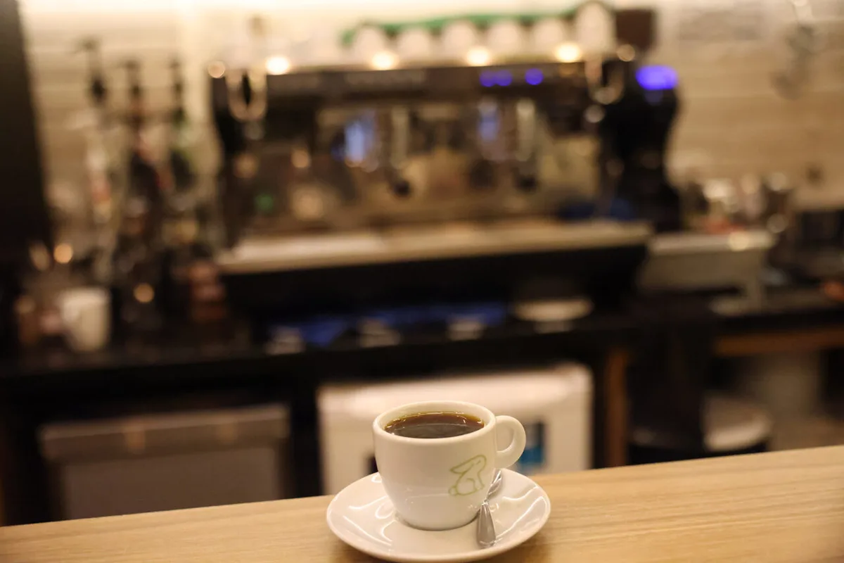 Cafeterias viram pontos de encontro e trabalho no Centro de Curitiba