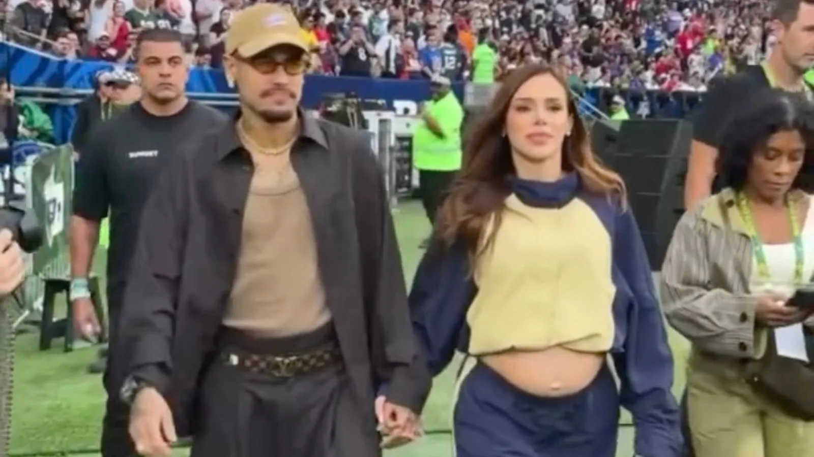Neymar e Bruna Biancardi vão juntos ao NFL Rio Game no Maracanã