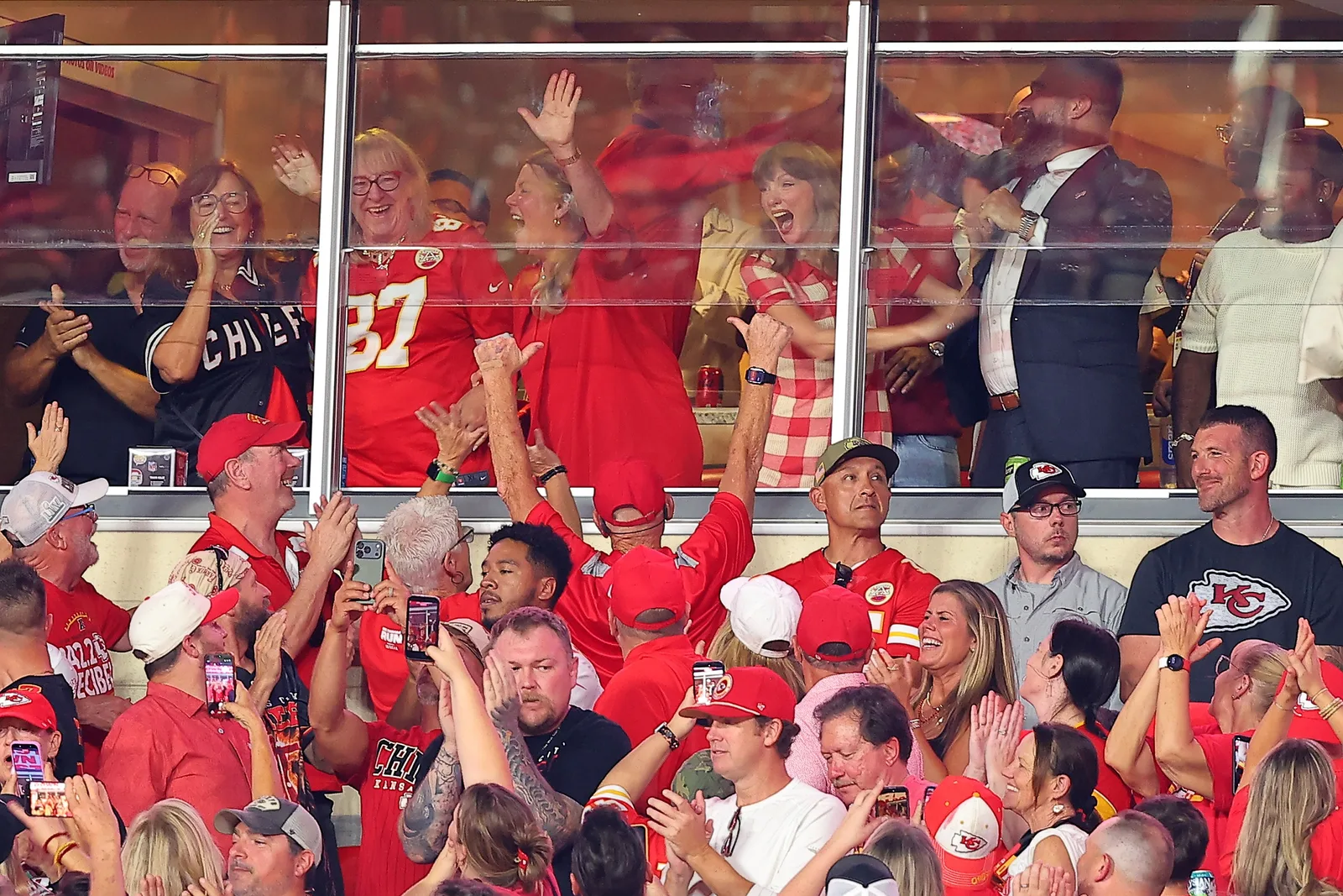 Taylor Swift vai a jogo dos Chiefs com vestido da marca de Gigi Hadid