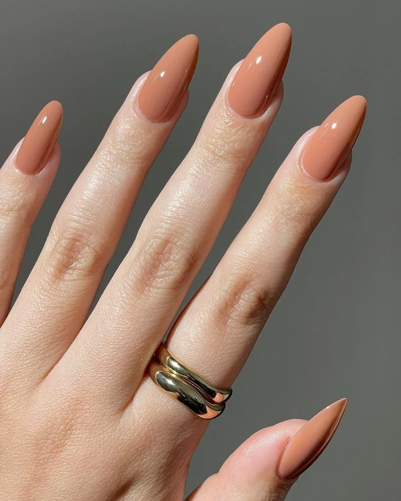 Cinco esmaltes nude para a rotina, com opções de R$ 4 a R$ 15