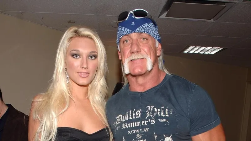 Brooke Hogan relata afastamento do pai após relação com amiga
