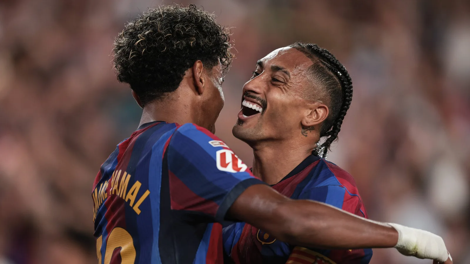 Raphinha marca três vezes, e Barcelona supera pressão do Sevilla