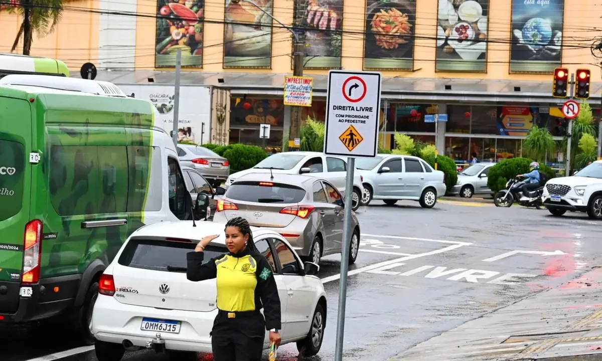 Goiânia instala placas de Direita Livre em 84 cruzamentos