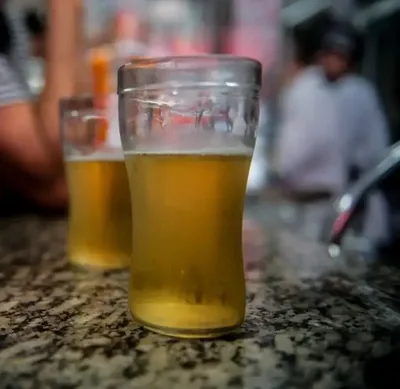 Água mineral avança e cerveja ganha espaço nas compras do Paraná