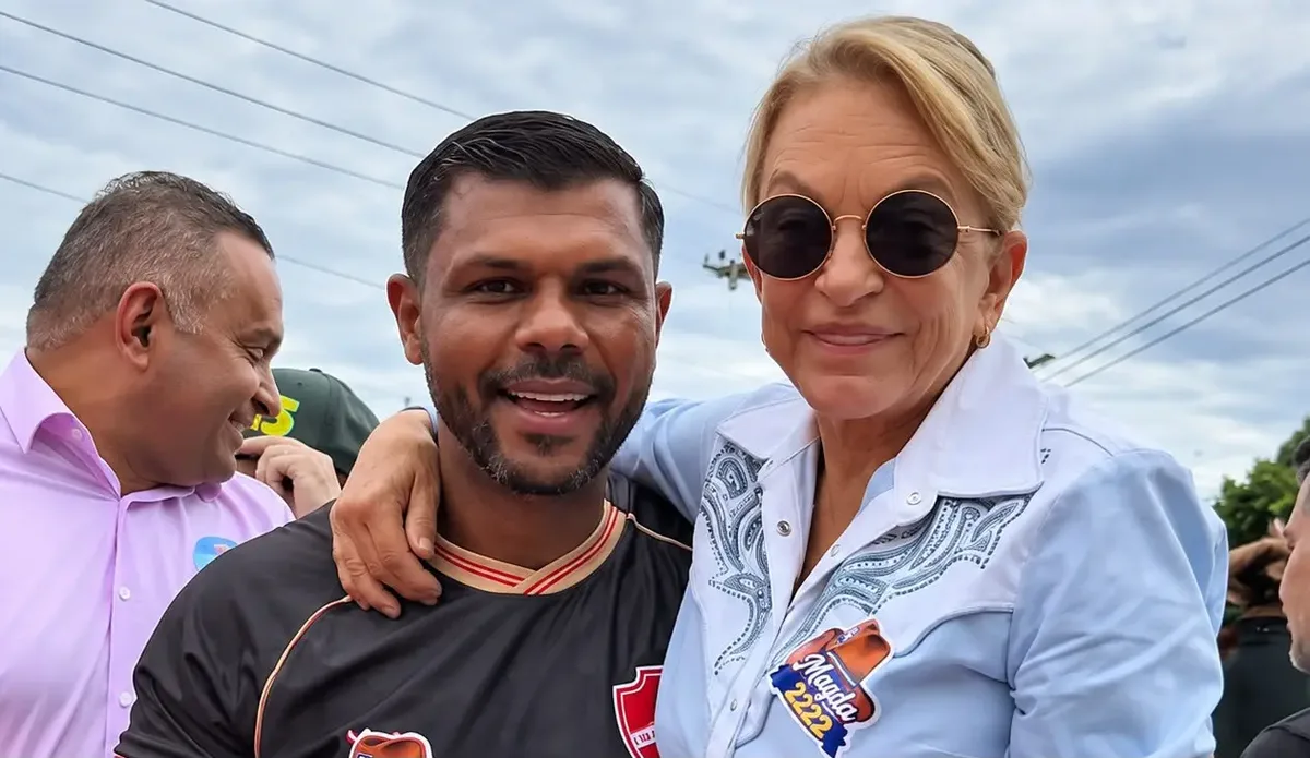 Policarpo e Magda Mofatto juntam apoiadores em carreata em Goiânia