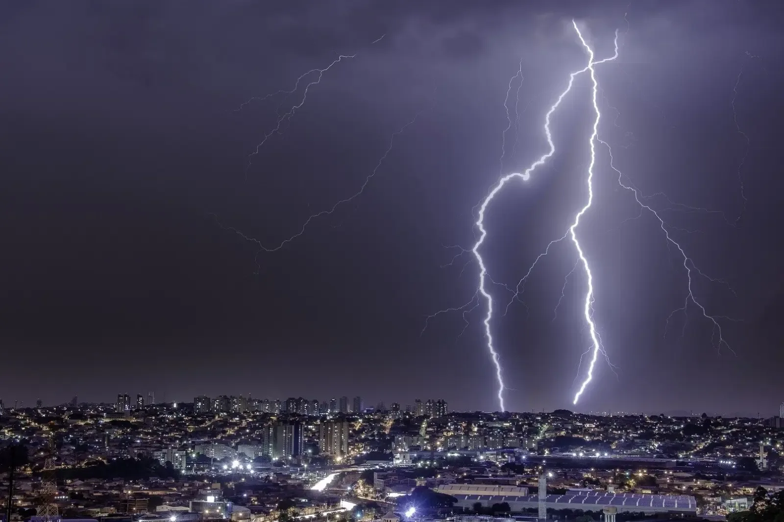 Frente fria leva Goiás a reforçar alerta para chuva, vento e raios